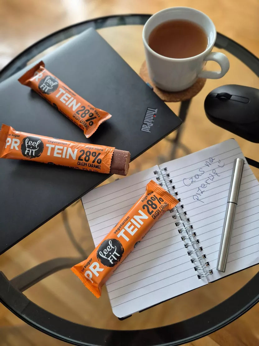 Barre protéinée Feel FIT Caramel 28 % - En-cas protéiné, faible en sucre, riche en fibres, végétarien, 40 g - Paquet de 32 (8 x 40 g)