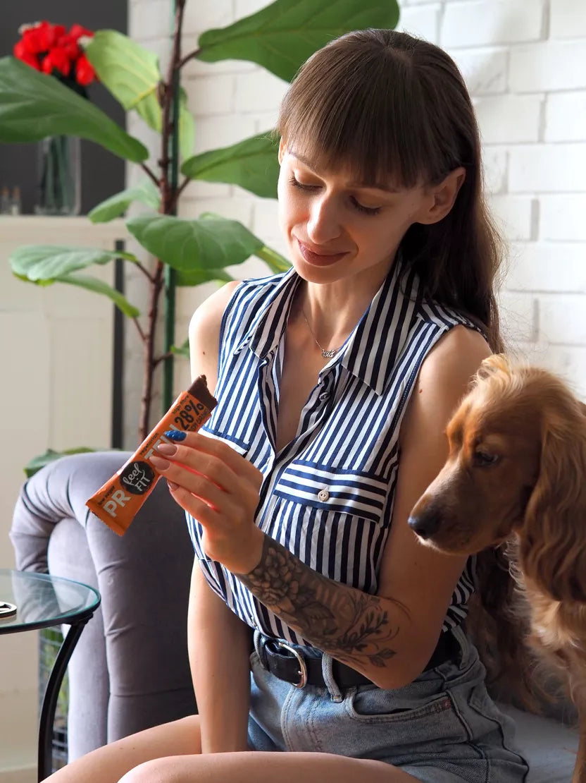 Barre protéinée Feel FIT Caramel 28 % - En-cas protéiné, faible en sucre, riche en fibres, végétarien, 40 g - Paquet de 32 (8 x 40 g)